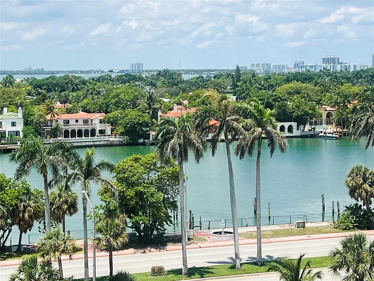 Building Photo - 5225 Collins Ave #914