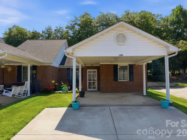 19980 Oak Leaf Cir, Cornelius, NC 28031