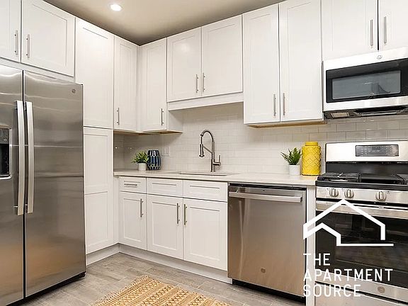 4th image of 3734 N Racine Ave #2F