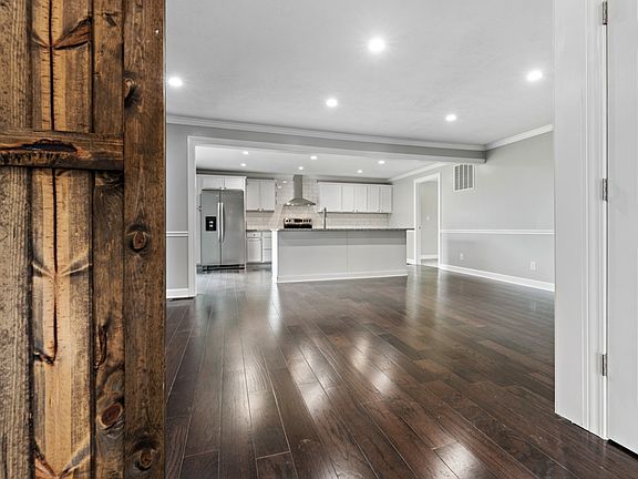 4th image of 1008 W Haines Ave
