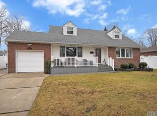 25 Rosalie Pl, Commack, NY 11725