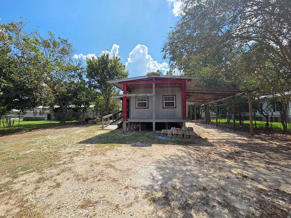 22884 Oakmont Dr