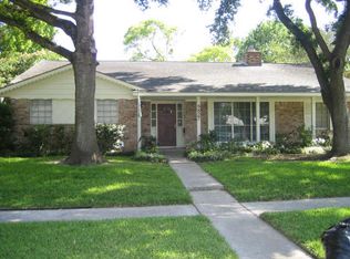 8827 Rowan Ln, Houston, TX 77036