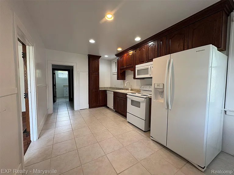 504 Clinton Ave — Photo 12