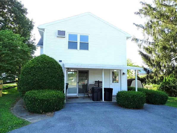 32 S 9th St APT C, Akron, PA 17501