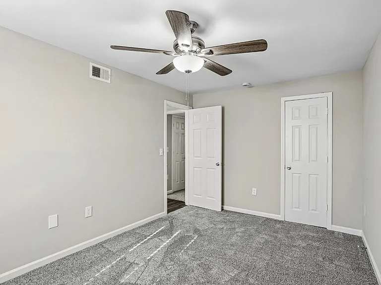 Brentwood Apartments — Photo 40