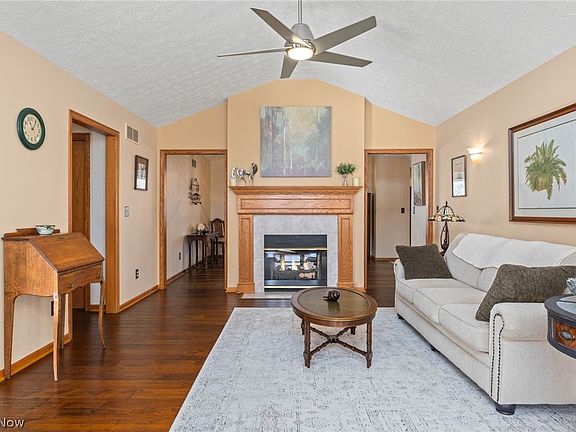 4th image of 976 Rosemarie Cir