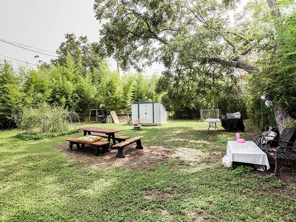 Huge backyard for entertaining