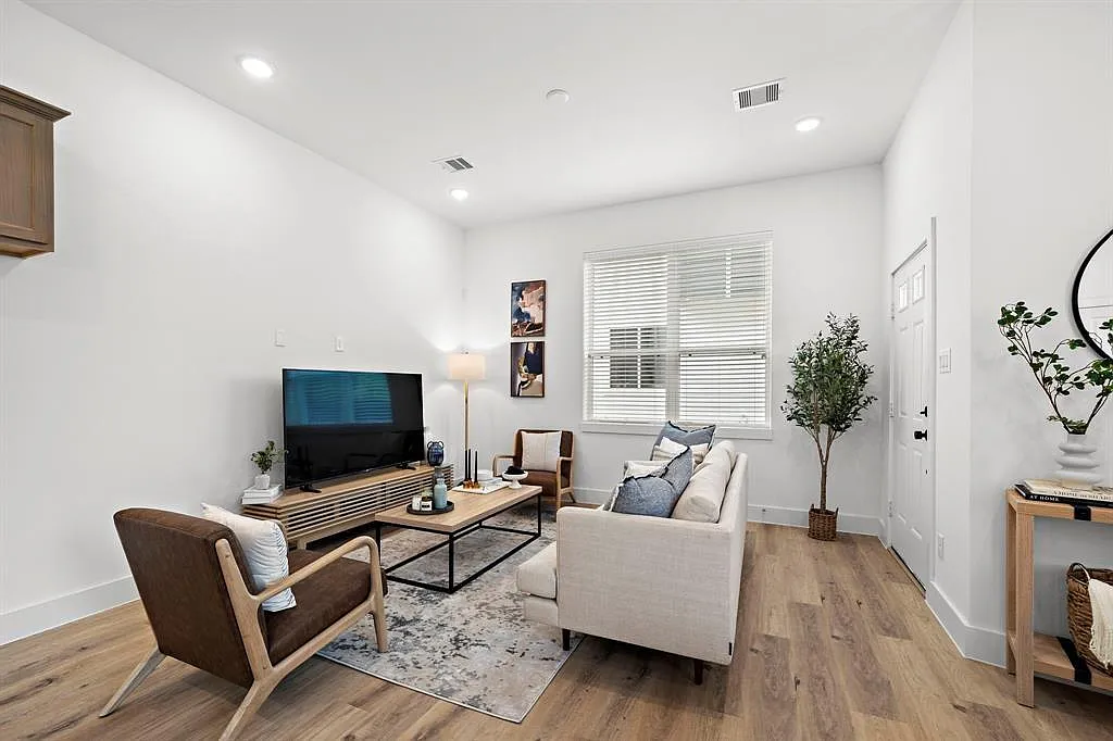 3 bed, 2.5 bath, 1486 sqft, $1,990 — Photo 3