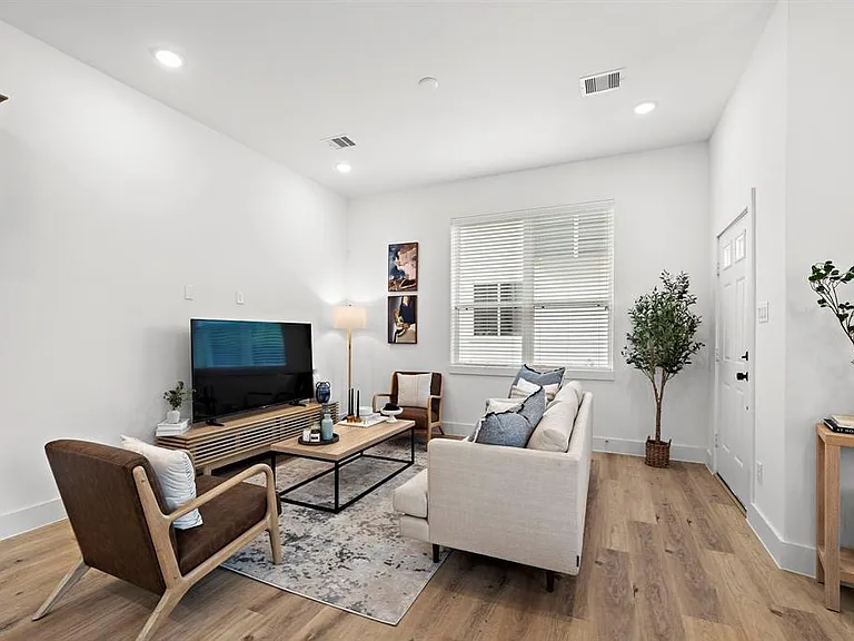 1586 W Tidwell Rd — Photo 3