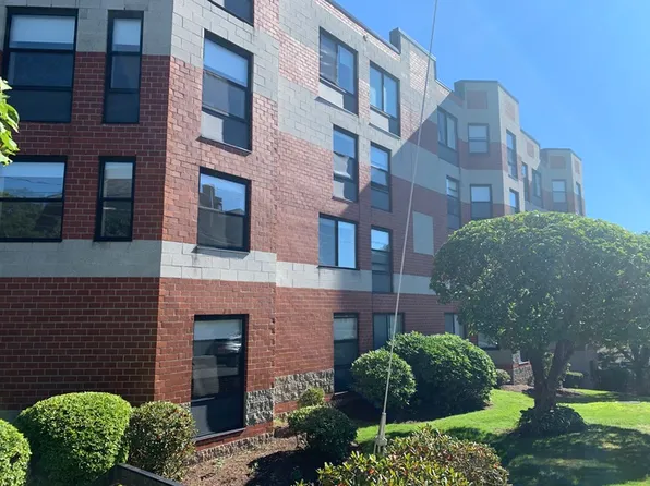 35 Vine St APT 303, Winchester, MA 01890