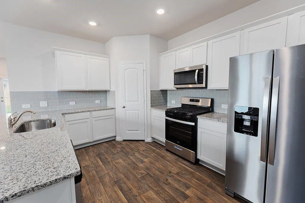 4 bed, 2.0 bath, 1922 sqft, $2,100 — Photo 3