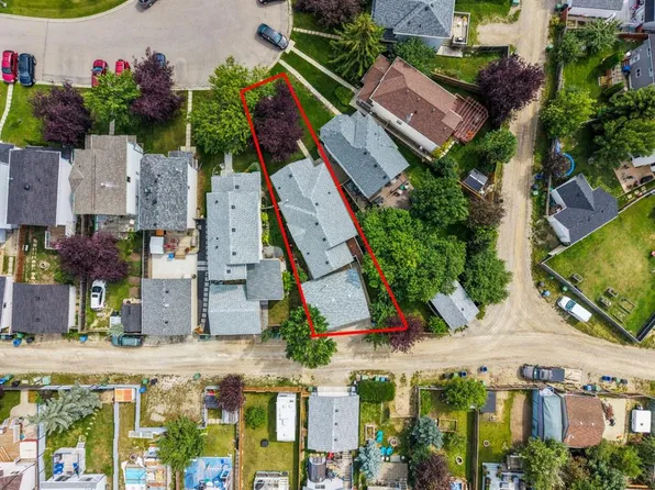 32 E Country Hills Mews NW, Calgary, AB T3K 4S4