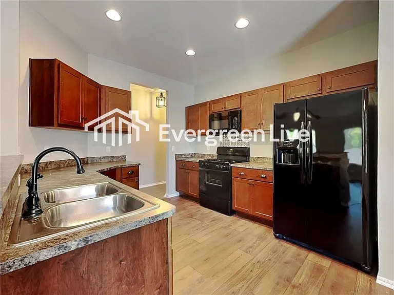 451 NE 19th Pl — Photo 4