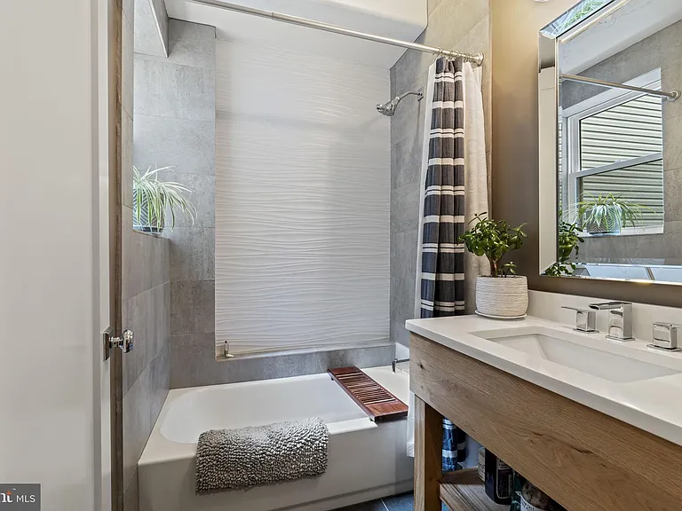 729 S 15th St — Photo 15