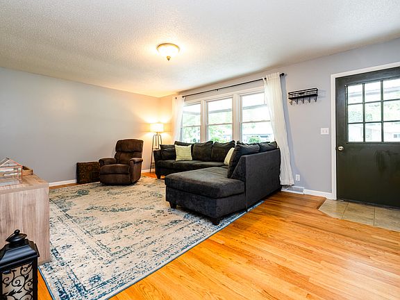 4th image of 361 Rainbow Dr