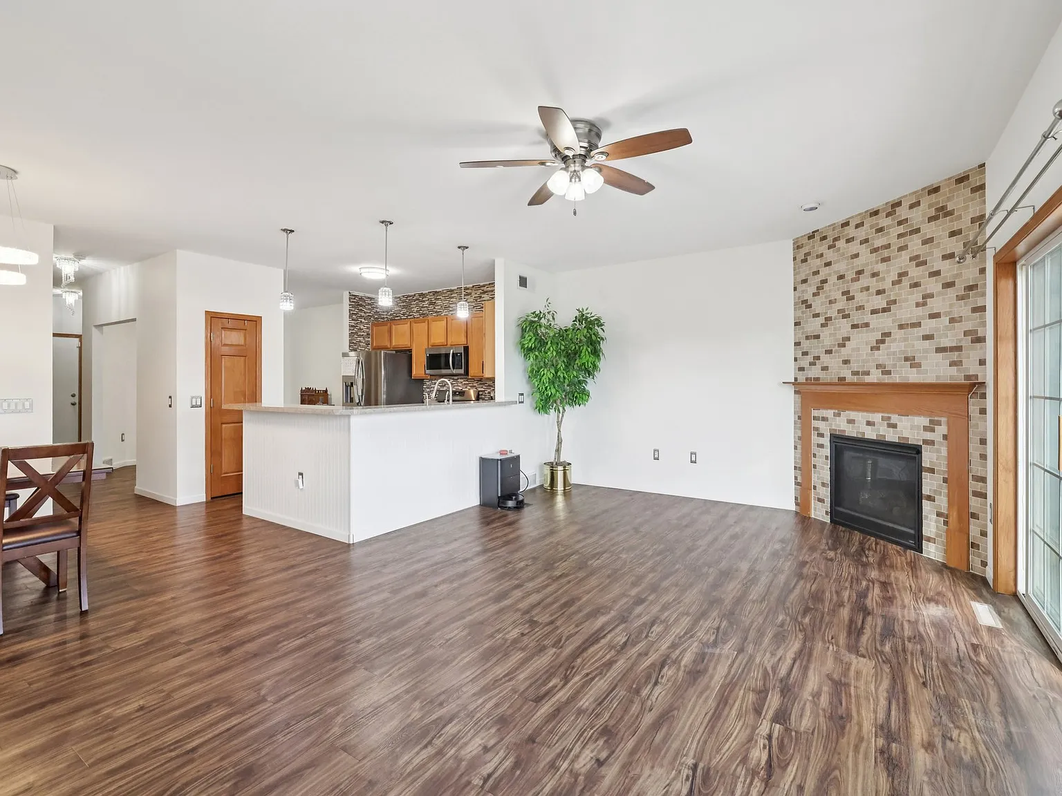 4 bed, 3.5 bath, 2402 sqft, $3,250 — Photo 4