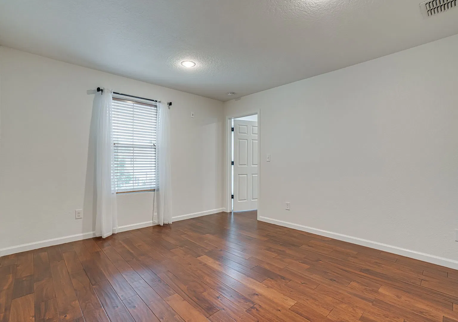 4 bed, 2.5 bath, 1928 sqft, $2,500 — Photo 2