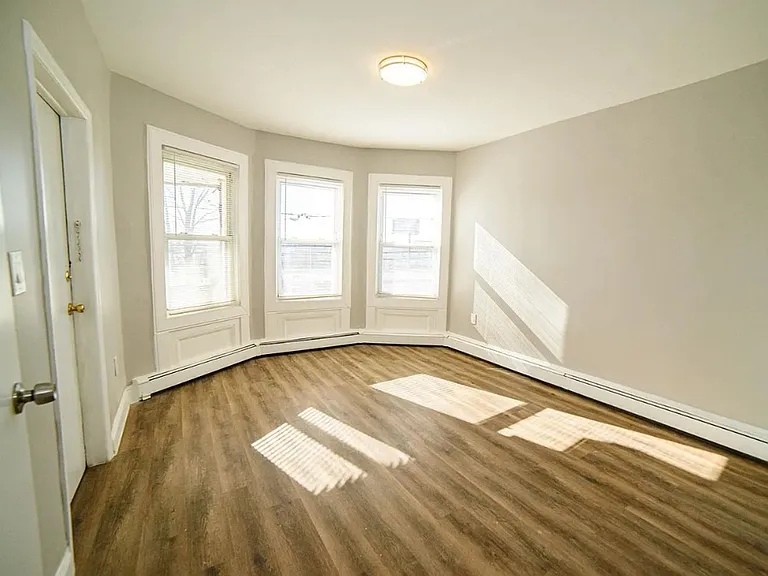 105 23rd Ave — Photo 3