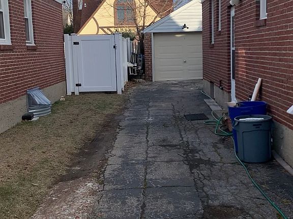 4th image of 212 Brown Ave