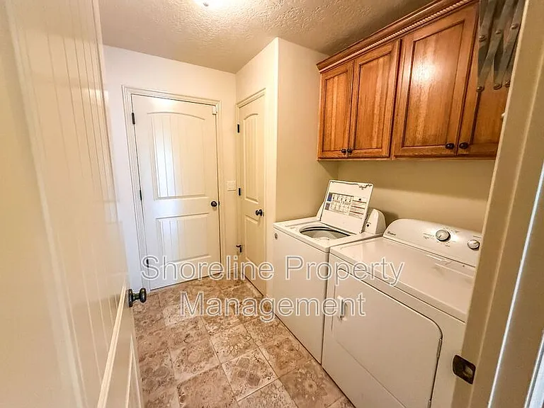 2328 E Satterfield St — Photo 24