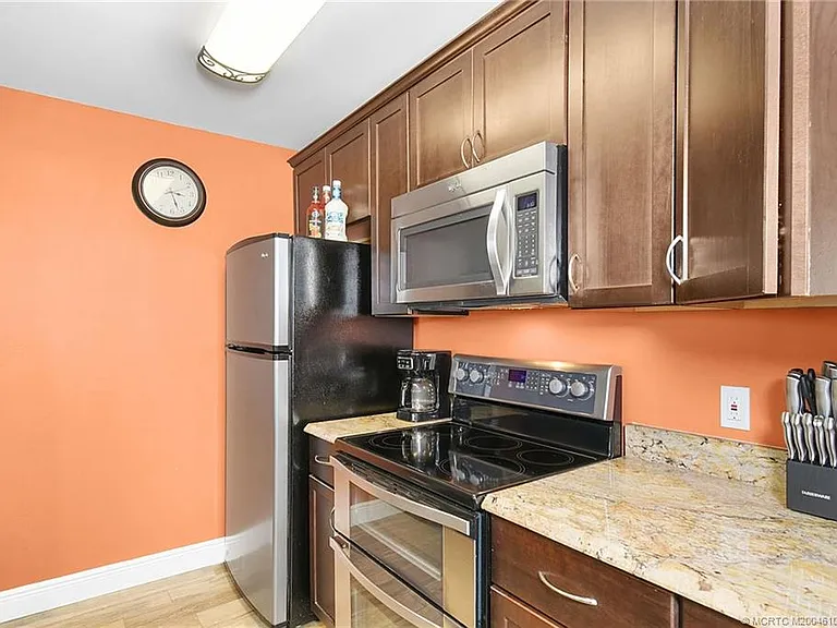 311 NE Golfview Cir — Photo 15