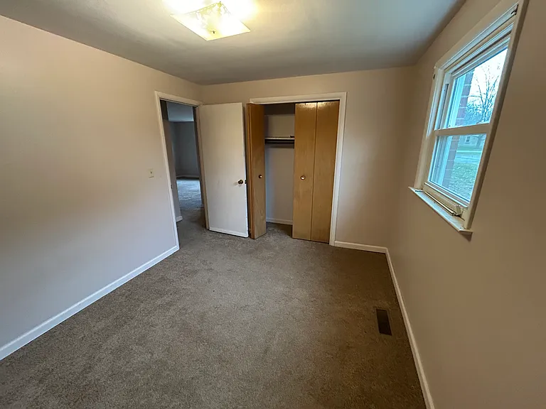 1366 Robinhood Ln — Photo 2