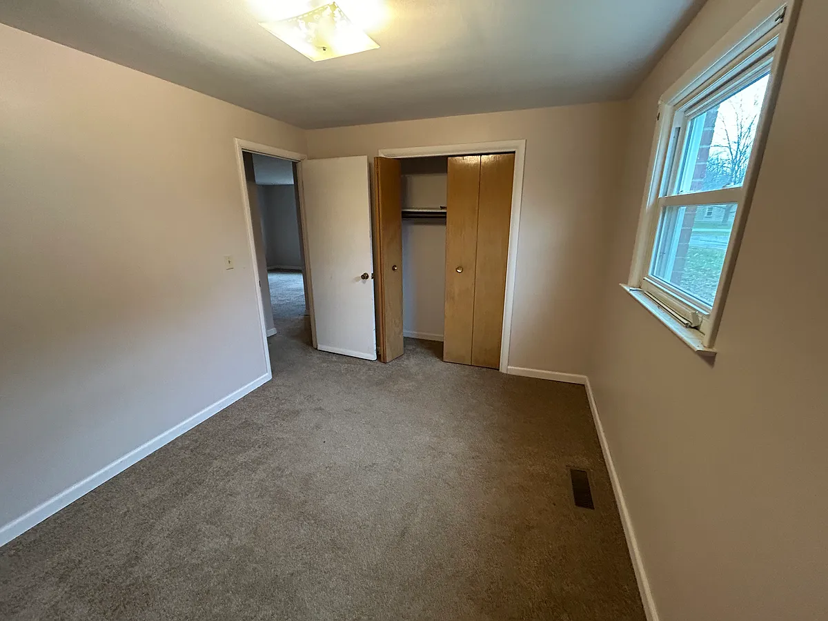 Building Photo - 1366 Robinhood Ln