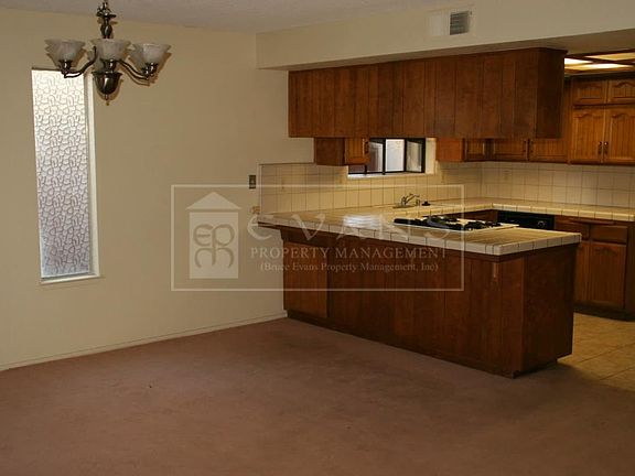 5th image of 1002 E Babcock Ave