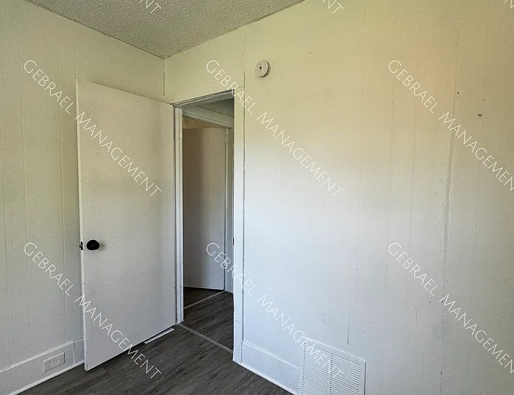 3133 Woodrow Ave — Photo 6