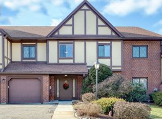 17 Rainbow Pond Dr APT A2, Walpole, MA 02081