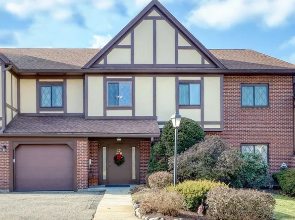 17 Rainbow Pond Dr APT A2, Walpole, MA 02081