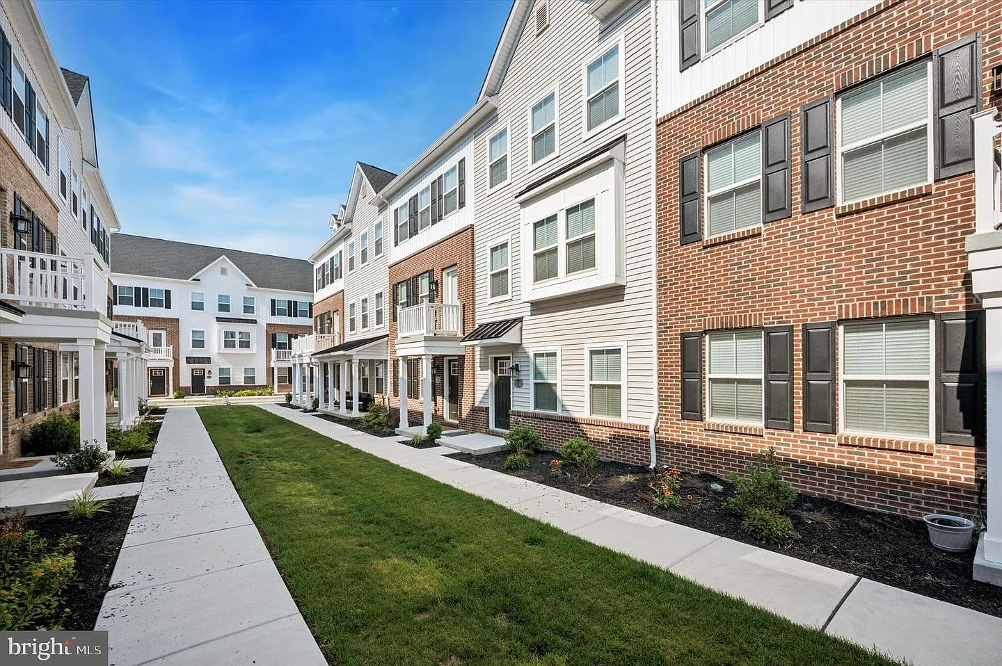 3 bed, 5.0 bath, 2400 sqft, $3,500 — Photo 1