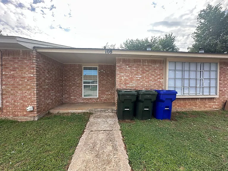 108 Kendra Dr — Photo 2