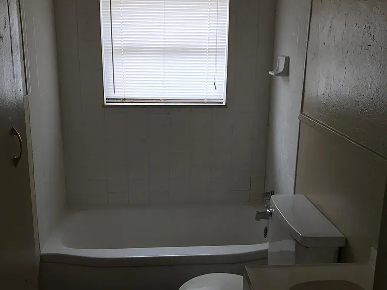 1009 Raney St — Photo 2