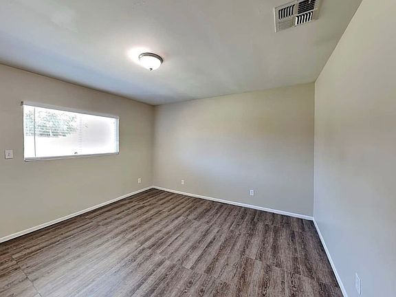 5th image of 3826 Woods Walk Blvd