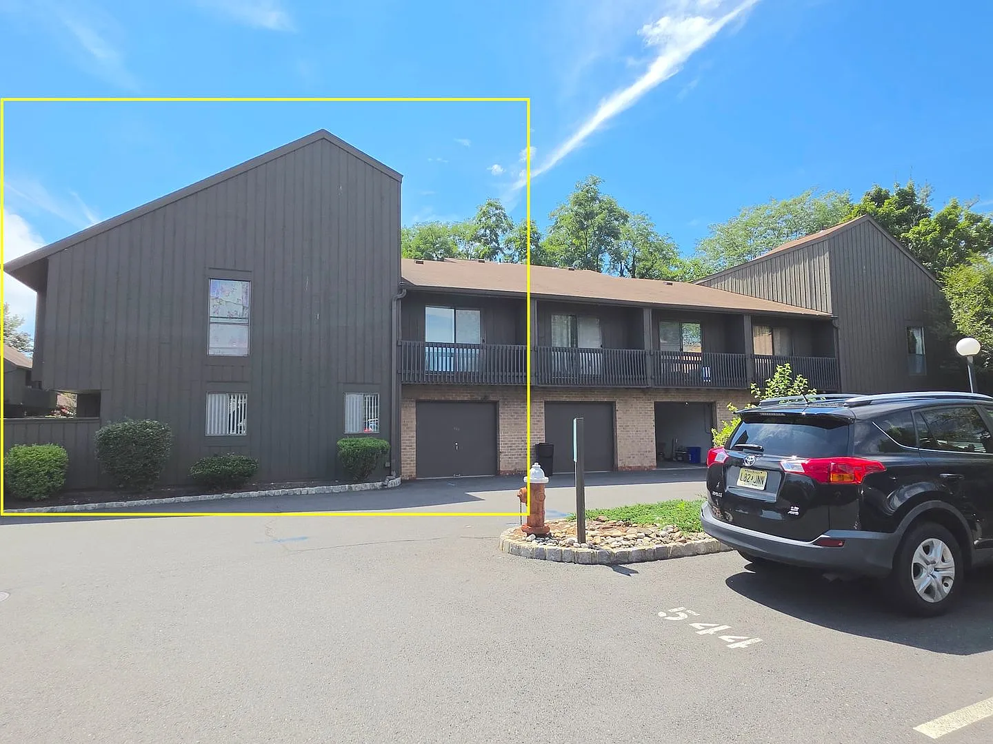 North Edison 2-bedroom, 2.5 bathroom townhouse with lots of amenities! — Photo 1