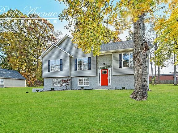 3rd image of 1004 White Water Cir