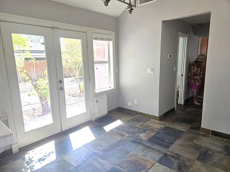1406 E Earll Dr — Photo 9