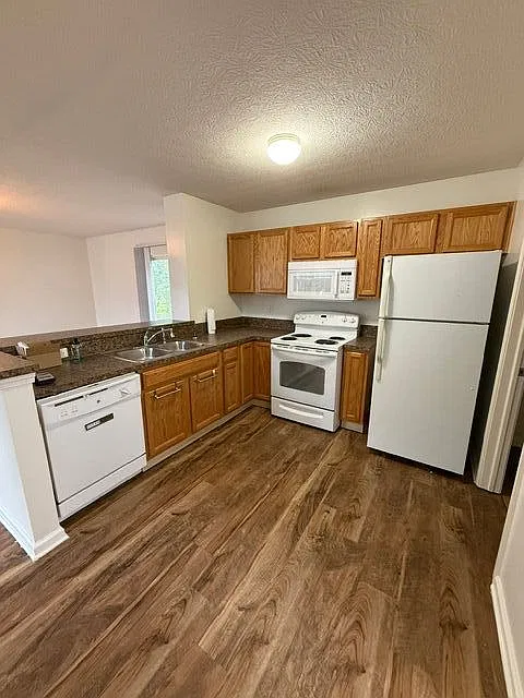 4 bed, 4.0 bath, 2000 sqft, $2,395 — Photo 4