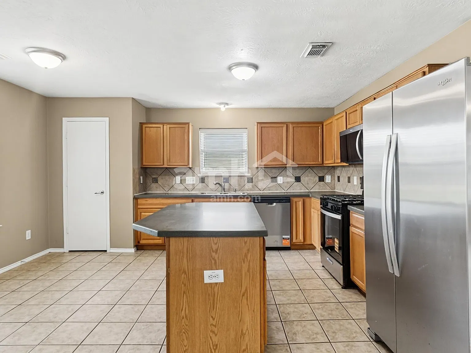 3 bed, 2.0 bath, 1995 sqft, $2,160 — Photo 3