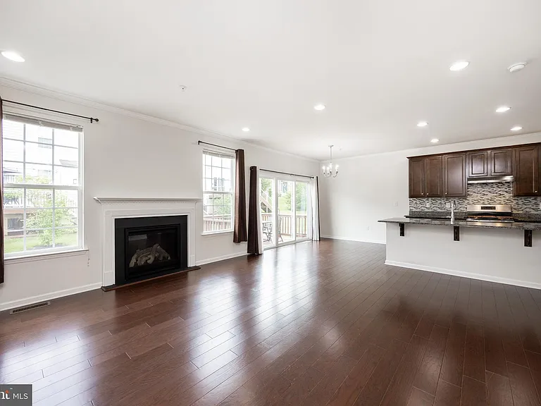 253 Fairfield Cir W — Photo 8