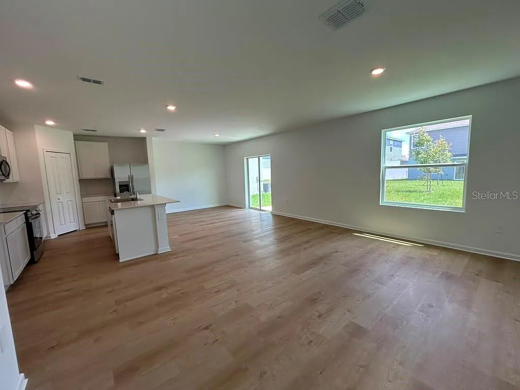 4 bed, 2.5 bath, 1880 sqft, $2,050 — Photo 3