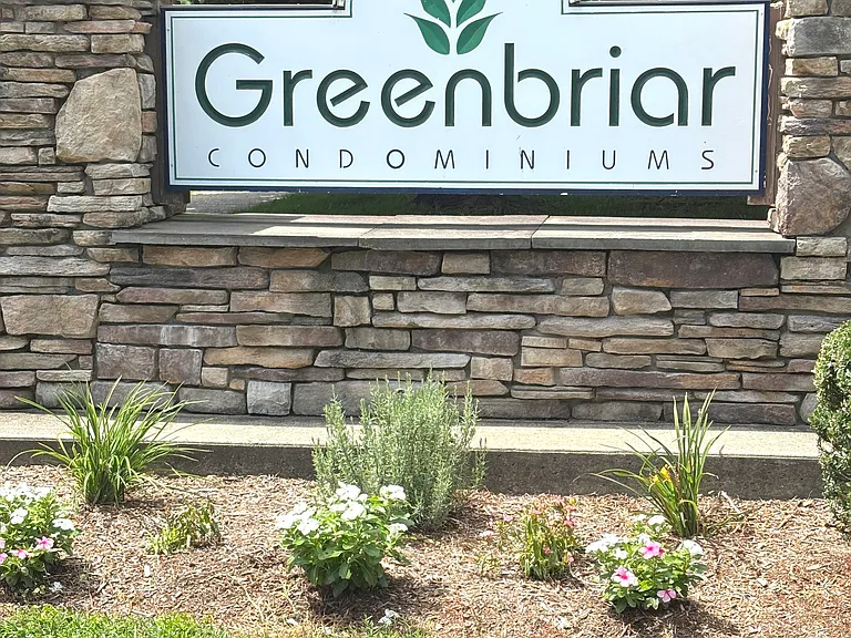 19 Greenbriar Dr — Photo 1
