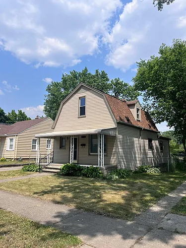 3051 Queen St Photo 1