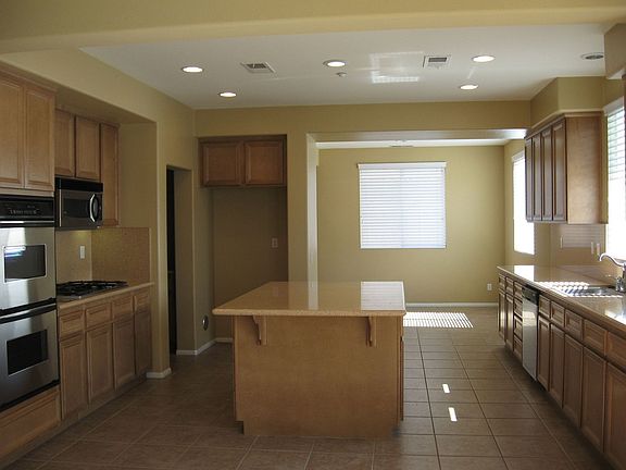Spacious Kitchen w/ Island