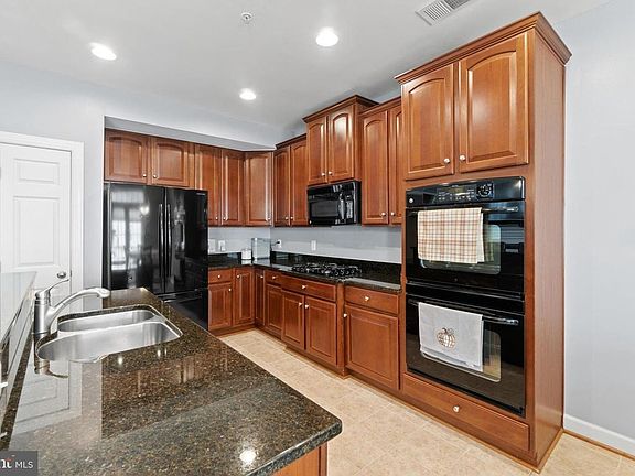 4th image of 2456 Eastbourne Dr