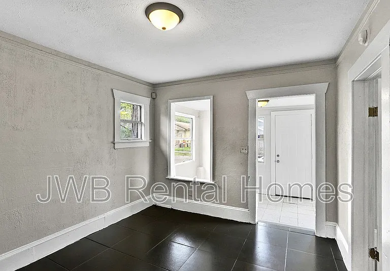 1316 W 31st St — Photo 8