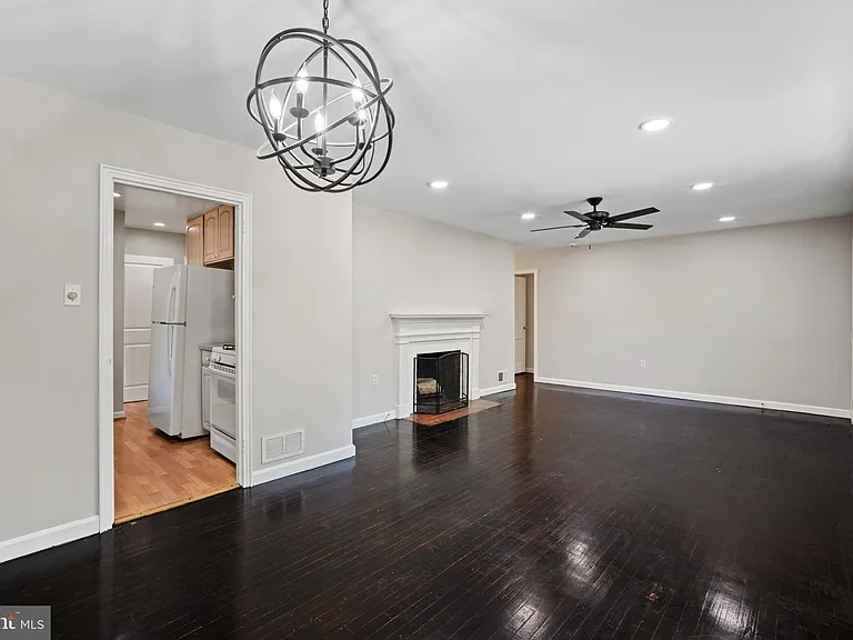 121 Whitmoor Ter — Photo 2