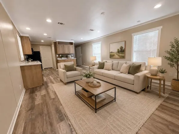 2207 N 1st St, Conroe, TX